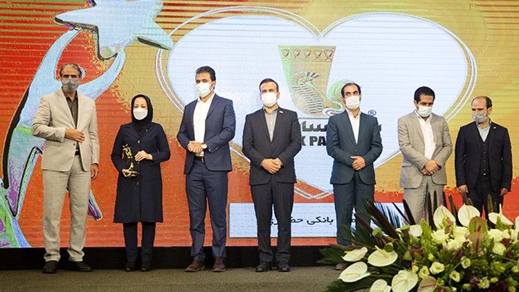 
تندیس زرین هشتمین جشنوارۀ برند محبوب مصرف‌کنندگان به بانک پاسارگاد اهدا شد