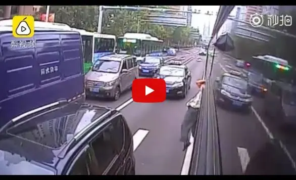 اقدام خطرناک مسافر اتوبوس وسط خیابان! + عکس