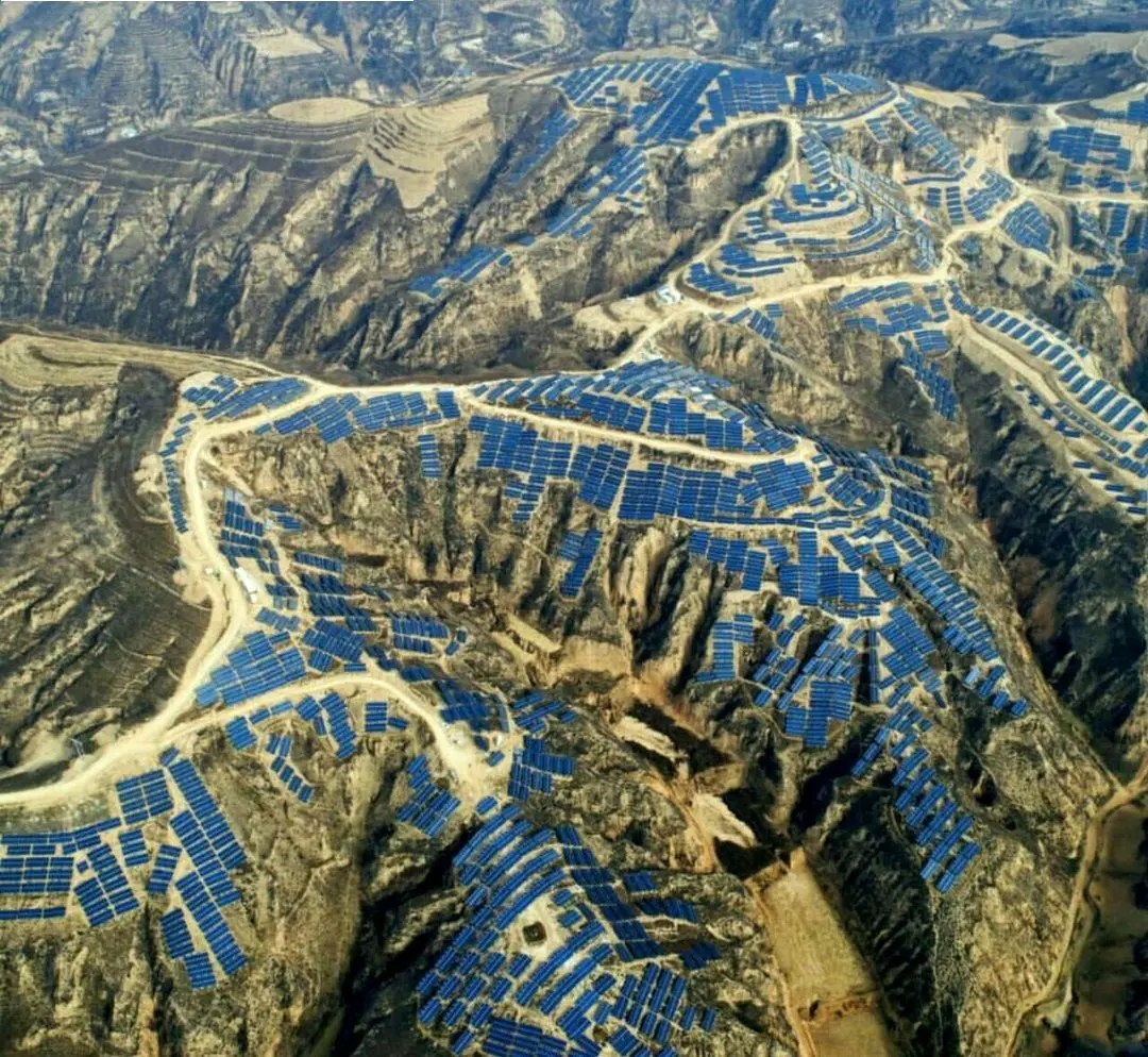 تصویر هوایی از استفاده از انرژی خورشیدی در یک روستا