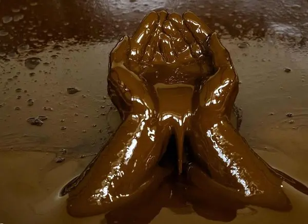 حمام در وان نفت برای درمان بیماری! + عکس