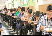 اقدام عجیب و غیر متعارف یک زن برای اعتراض مقابل دادگاه+عکس
