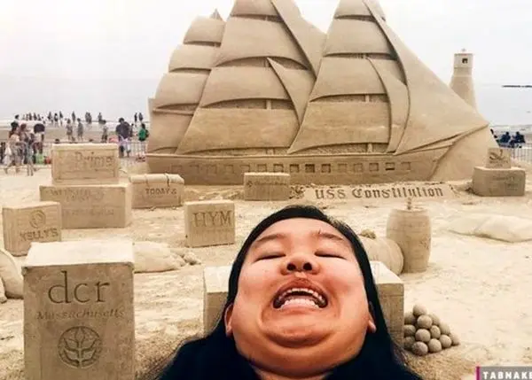 سلفی های عجیب و زشت دختری که سوژه شد!+عکس