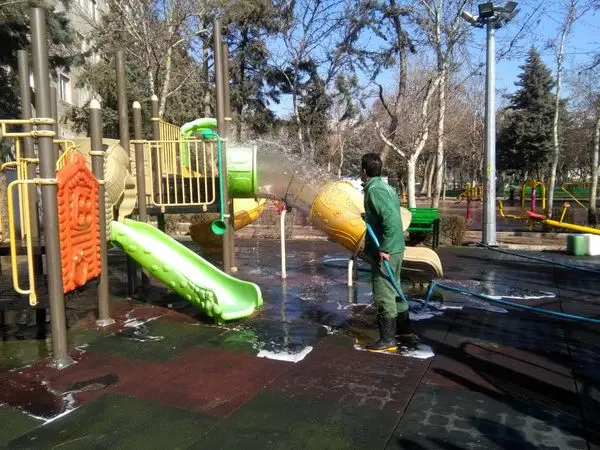 شستشو و گندزدایی تجهیزات و امکانات شهری شمال شرق تهران