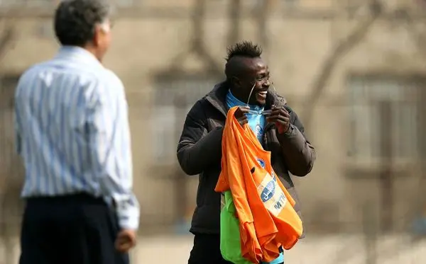 ظاهر بامزه منشا در تمرین استقلال+ عکس