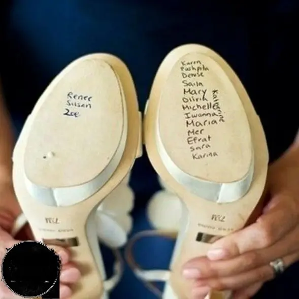 رسم جالب نوشت اسم دوستان در تَه کفش! +عکس