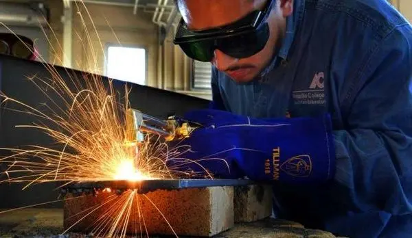 ایجاد صدها هزار شغل برای افراد بی‌بضاعت و بیکار 