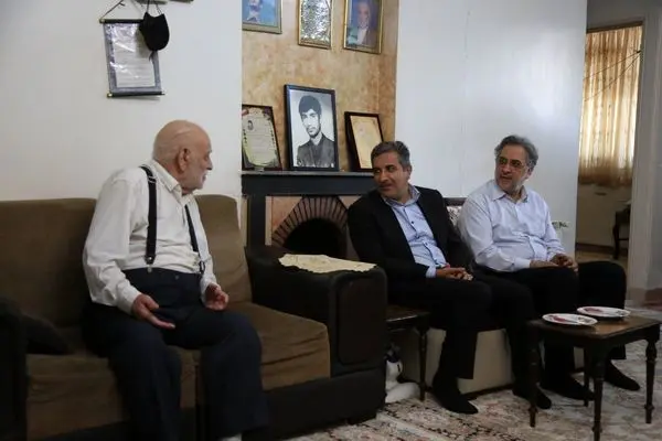 دیدار شهردار منطقه ۱۲ با خانواده شهید یوسفی
