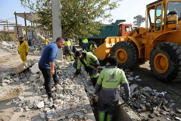 جمع آوری 50 تن خاک و نخاله از انهار و معابر ناحیه سه منطقه 19

