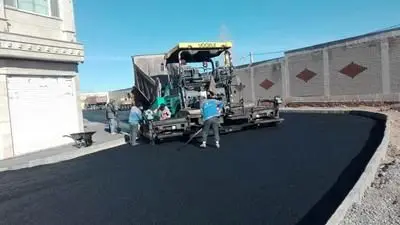  پخش و توزیع ۳۴۰ تن آسفالت در بلوار دکتر اسماعیل آشتیانی و خیابان دکتر شریعتی 
