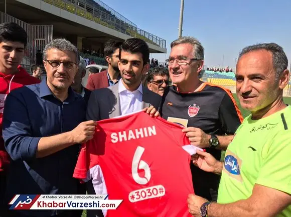 اهدای پیراهن شماره ۶ پرسپولیس به فلپس ایرانی + عکس