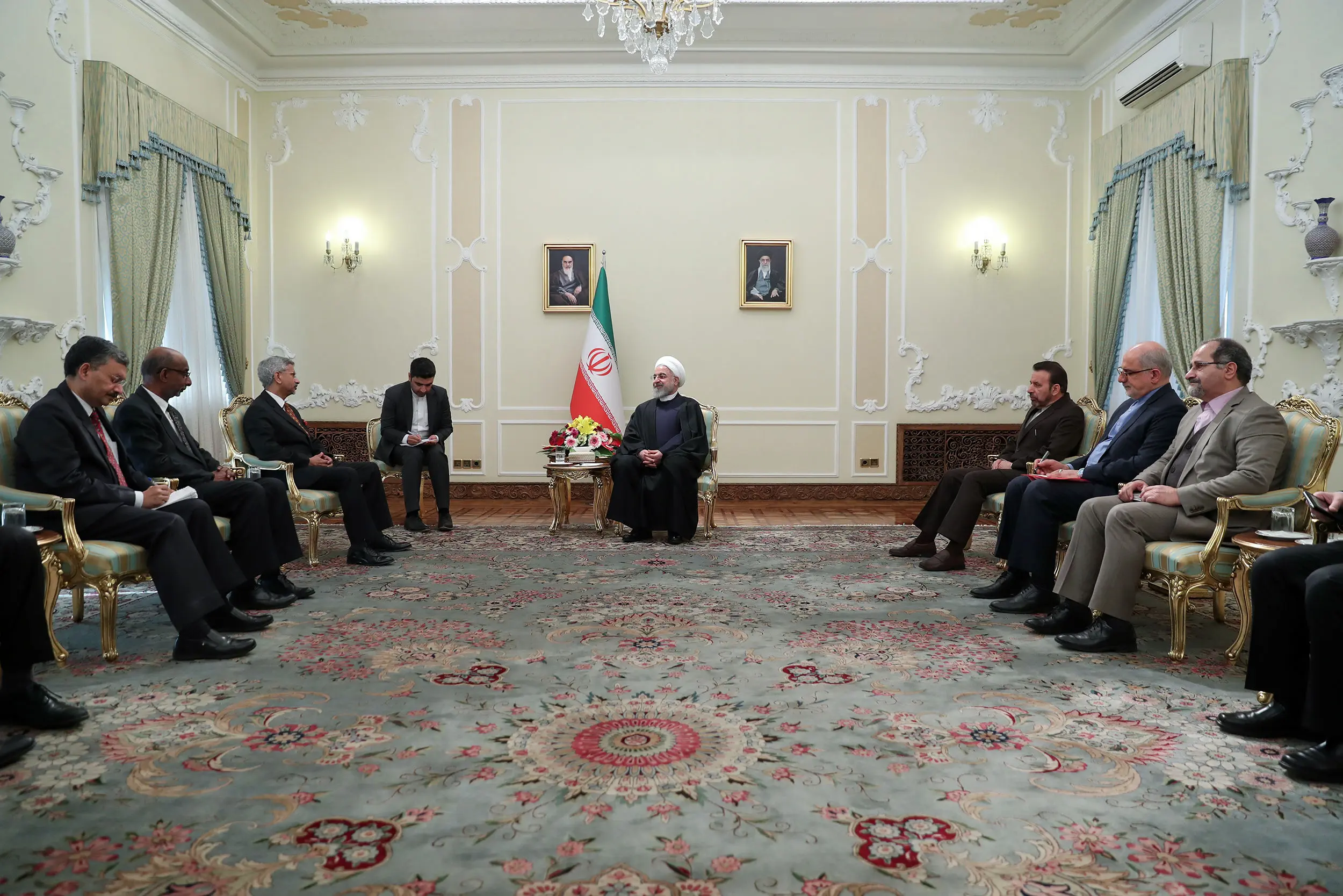 آمریکا ناگزیر است دست از فشار حداکثری بر ایران بردارد