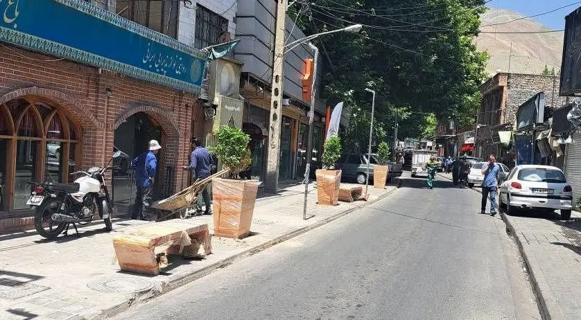 نصب و جانمایی  مبلمان شهری در خیابان فرحزادی

