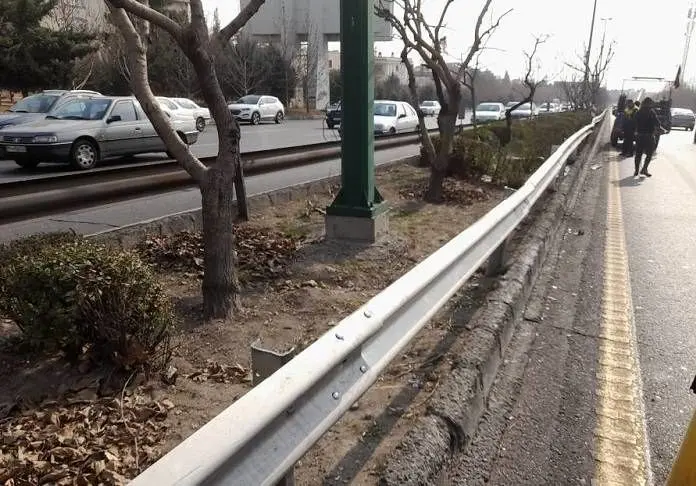 جمع آوری بیش از 700 متر طول گاردریل فرسوده از  بزرگراه های منطقه 2 پایتخت