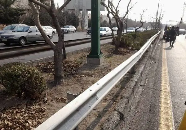 جمع آوری بیش از 700 متر طول گاردریل فرسوده از بزرگراه های منطقه 2 پایتخت