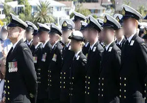 تعرض گروهی چهار درجه‌دار نیروی دریایی به یک بچه! + عکس