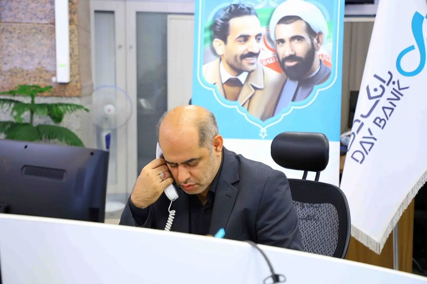 حضور رئیس هیأت مدیره بانک در میزگرد پاسخگویی تلفنی به مناسبت هفته دولت

