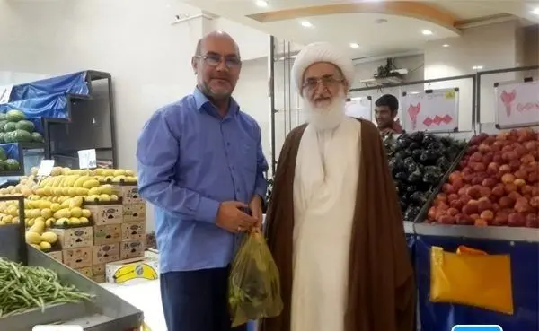 عکس یادگاری مرجع تقلید معروف در میوه فروشی