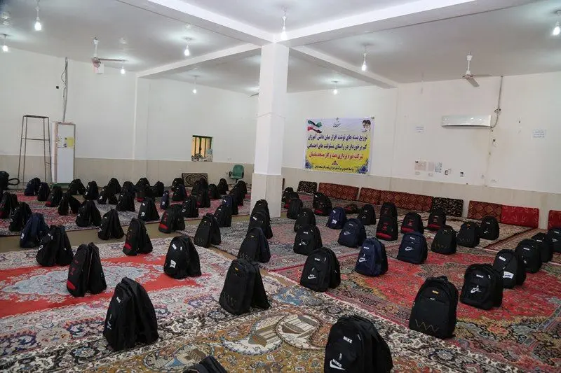 ۷۰۰ بسته نوشت افزار میان دانش آموزان اندیکا توزیع شد
