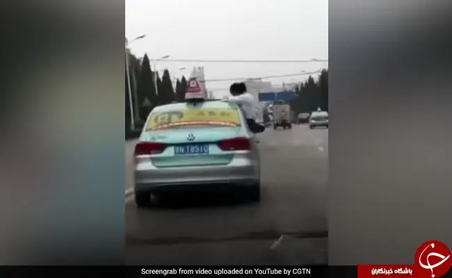 
انجام تکالیف مدرسه روی سقف تاکسی در اتوبان! +عکس
