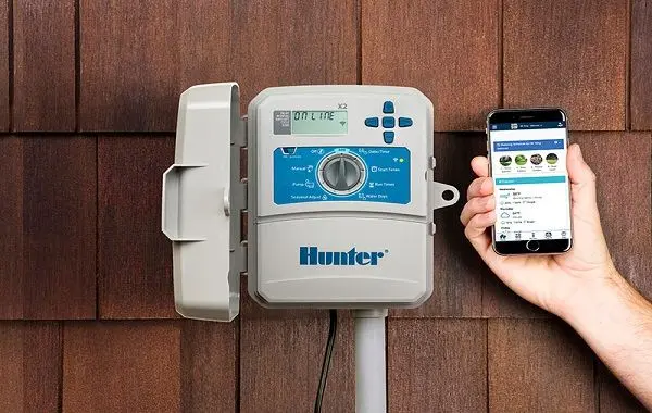 آبیاری هوشمند با کنترلر هانتر: حتی از گوشی کنترل کنید!