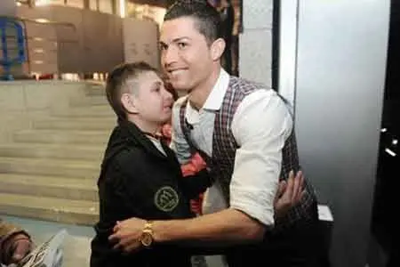 پسری که جان خود را مدیون رونالدو می داند!+عکس