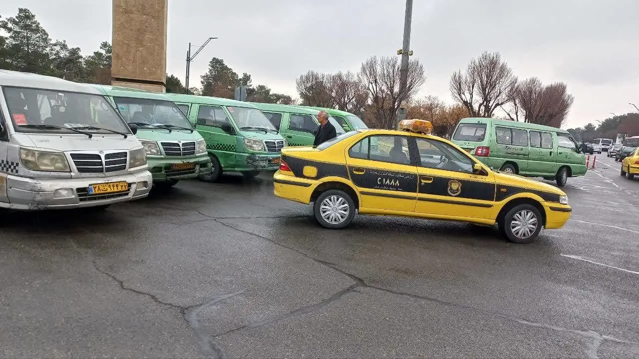 سرویس رسانی رایگان سازمان تاکسیرانی در بهشت زهرا(س) در روز ۱۲ بهمن

