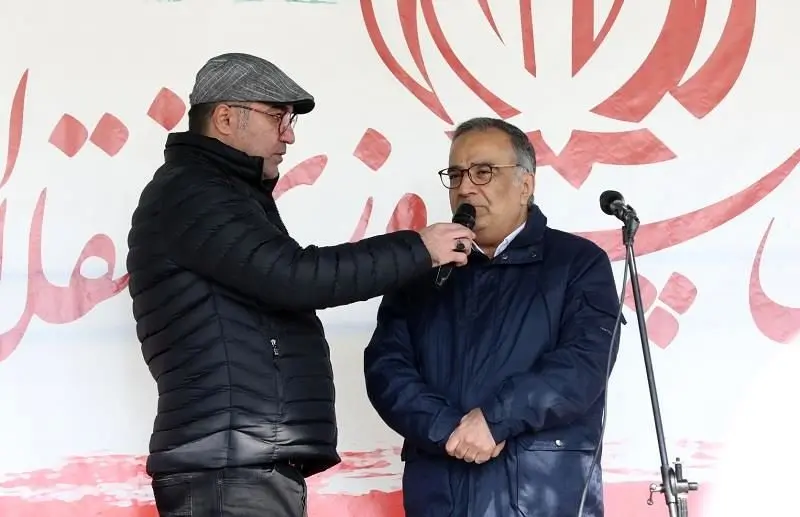 مهندس مجید بهزادپور و همراهان از غرفه بیمه مرکزی بازدید کردند

