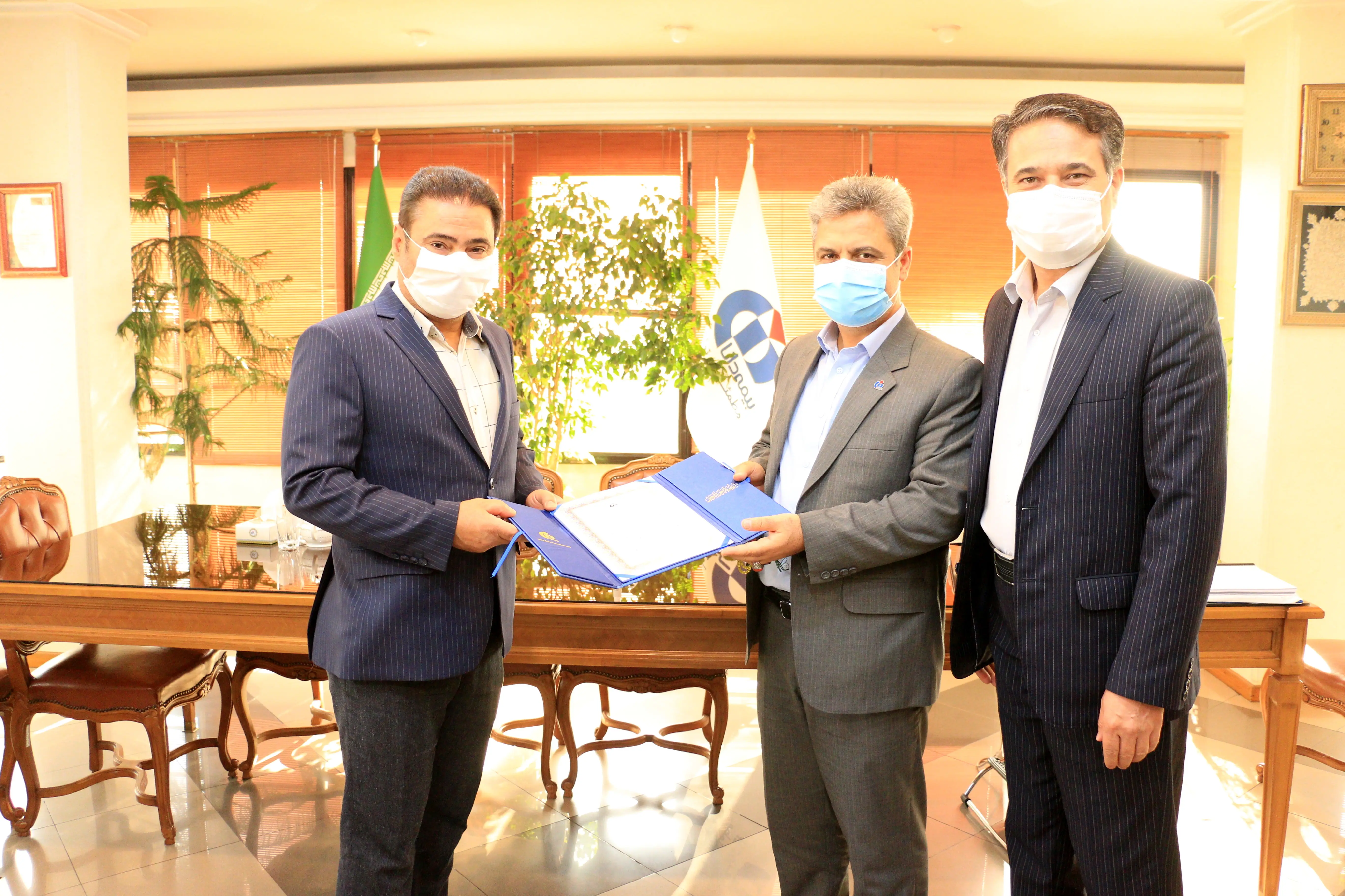 تجلیل دکتر کاردگر از خدمات آزاده و جانباز بیمه دانا
