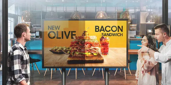 نمایشگرهای دیجیتال ساینیج چگونه به فروشگاهها برای جذب مشتری کمک میکند؟