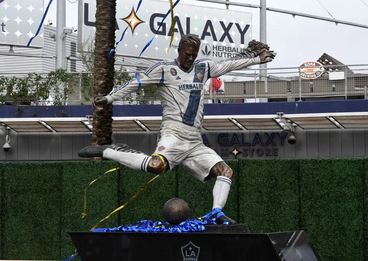 رونمایی از مجسمه دیوید بکهام در لس آنجلس+ عکس