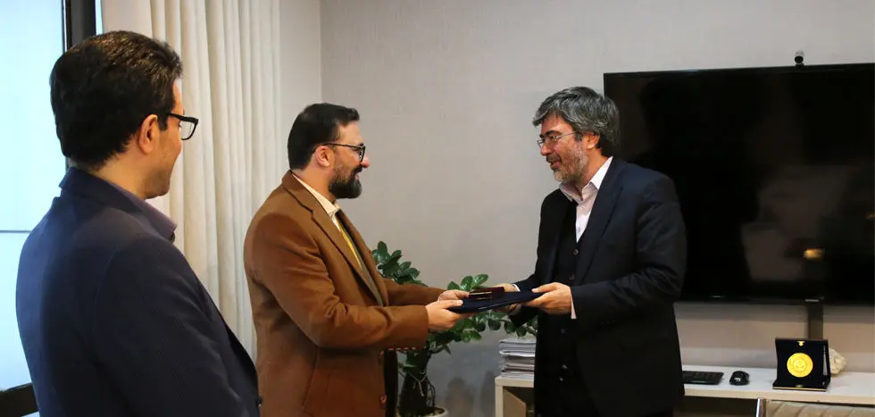 نقش تاثیرگذار روابط عمومی در تحقق اهداف بیمه رازی

