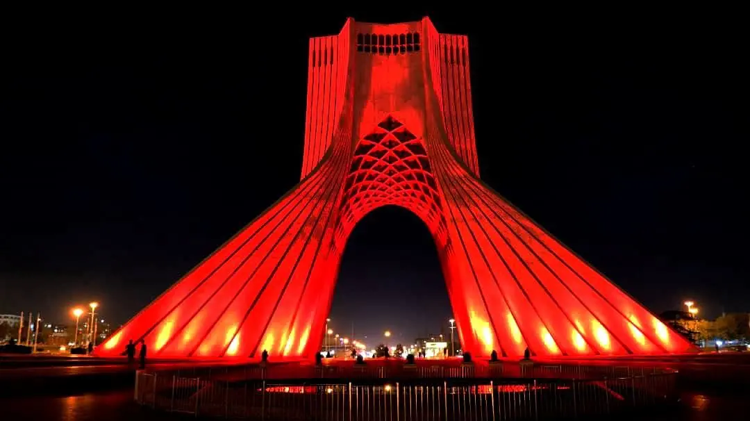 برج آزادی قرمز شد.

