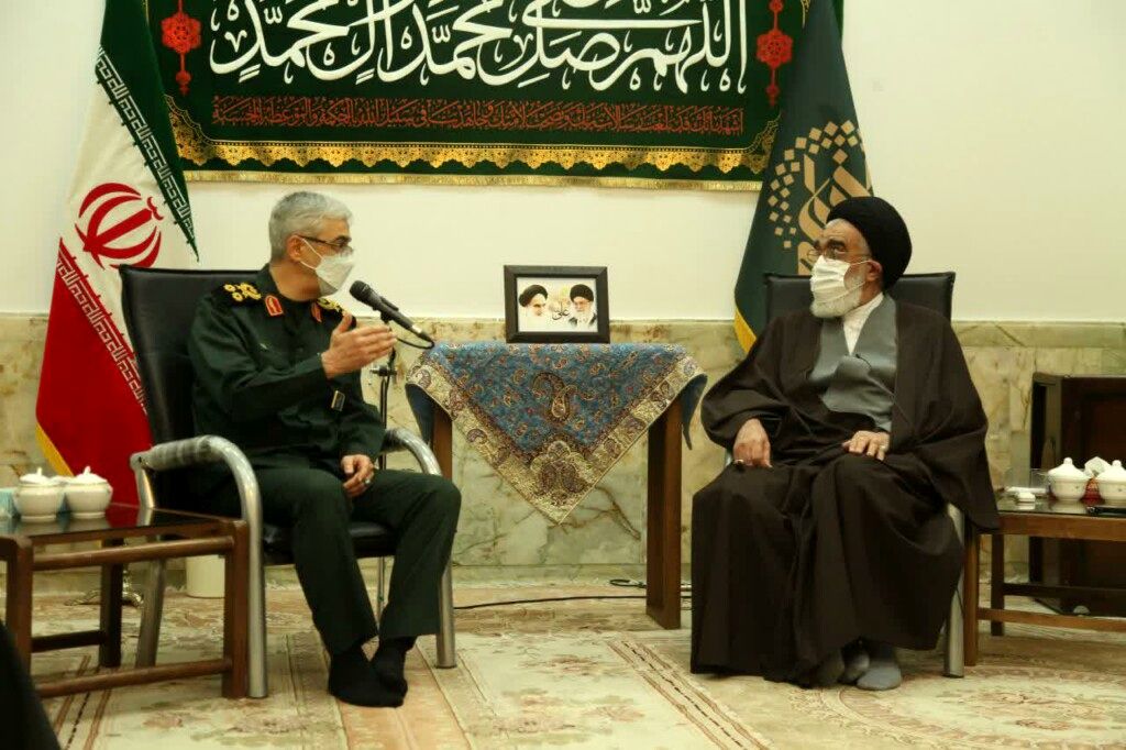 سرلشکر باقری خادم تشرفی حرم حضرت معصومه(س) شد

