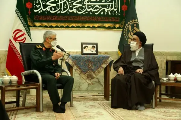 سرلشکر باقری خادم تشرفی حرم حضرت معصومه(س) شد