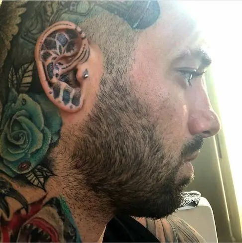 خالکوبی های خارج از عرف تتلو روی گوش و گردنش+عکس