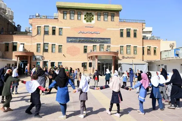 از برپایی گذر کودکی تا اهدای لوازم التحریر به کودکان کم برخوردارمنطقه 15