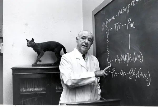 زادروز دانشمندی که موفق به جداسازی و شناسایی هورمون "عشق" شد