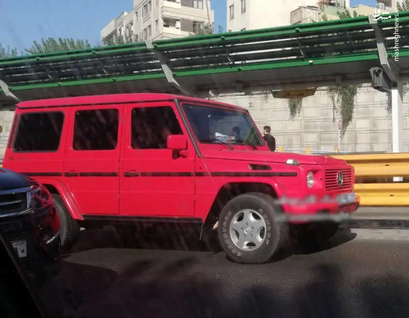 شاسی بلند صورتی بنز در تهران با پلاک سیاسی!+عکس