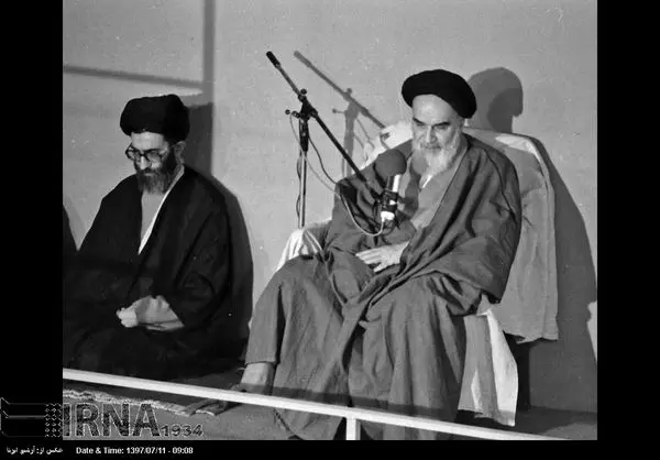 سالروز تنفیذ حکم ریاست جمهوری آیت الله خامنه ای+عکس