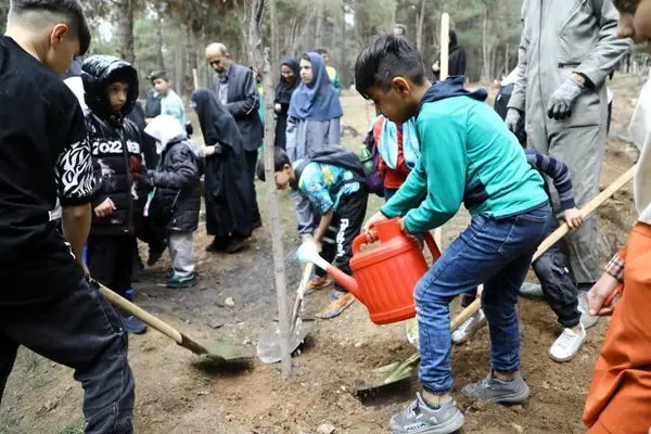دستان پر مهر کودکان کار ، 3 هزار نهال به زمین هدیه کردند