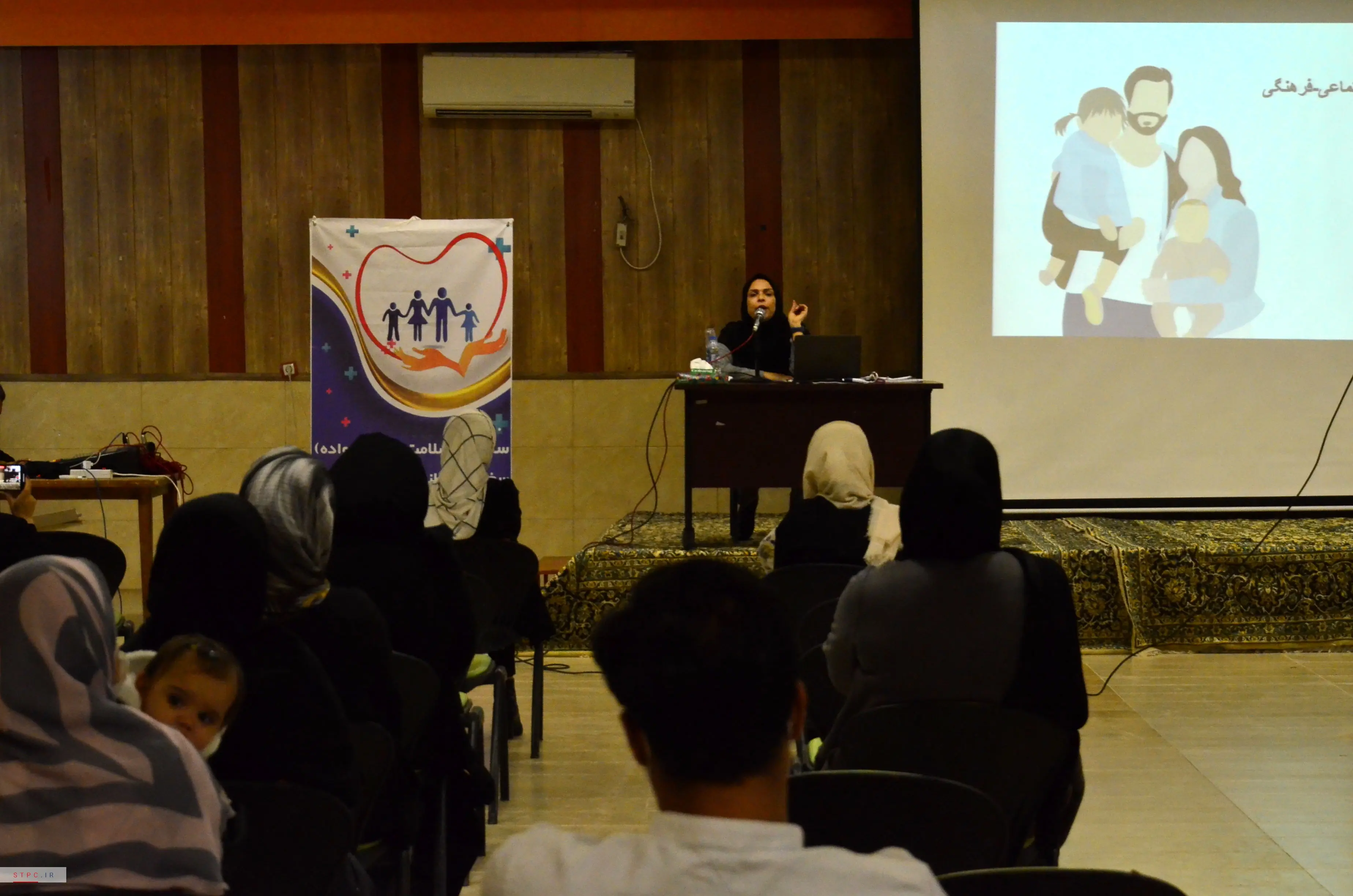 اولین سمینار سلامت روان خانواده در شهرک بعثت برگزار شد