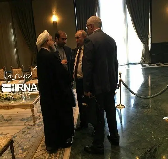 عکسی جالب از گفت و گوی روحانی و پوتین در حاشیه اجلاس آنکارا