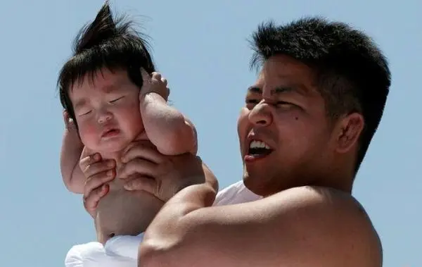 رسم عجیب ژاپنی ها پیش از آغاز مسابقات کشتی ژاپنی! +تصاویر