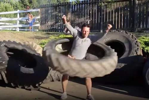 یک مرد رکورد بادکردن تایر با بینی را شکست! +تصاویر