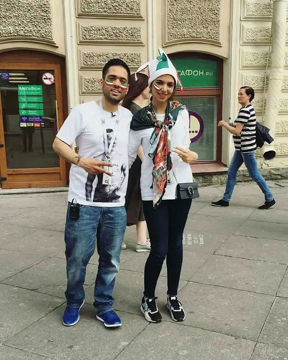 تیپ فوتبالی سارا خادم الشریعه و همسرش در ورزشگاه سن پترزبورگ+عکس