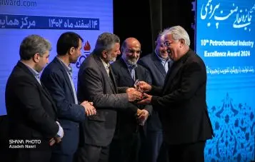 کسب تندیس بلورین دهمین دوره جایزه تعالی صنعت پتروشیمی توسط پتروشیمی شهید تندگویان