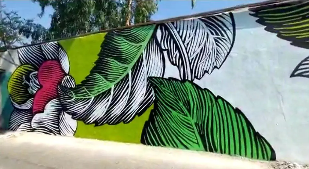 جان بخشی به دیواره شهری با نقشینه‌های رنگ و نگار 