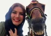 سلفی بازیگر «رسوایی» با یک اسب + عکس