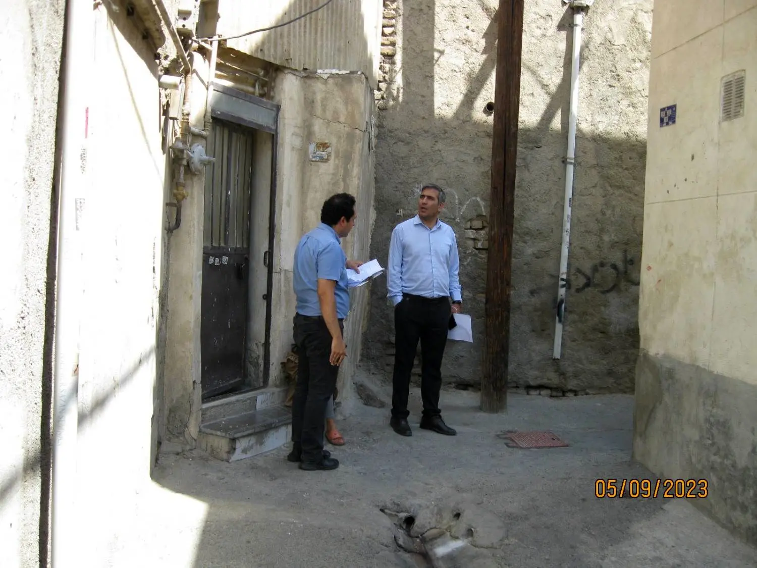 بازدید از تیرهای برق معارض در بافت فرسوده

