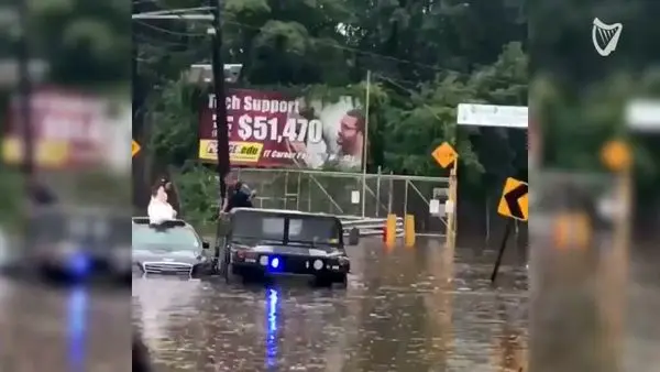 
گرفتار شدن عروس و داماد در سیل! + عکس
